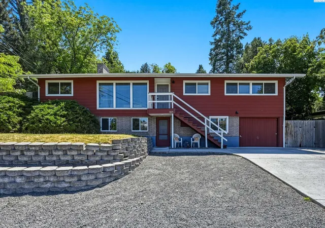 Homes for sale in Pullman, WA | 1825 Ne Valley Rd, Pullman, WA 99163 | MLS# 294509