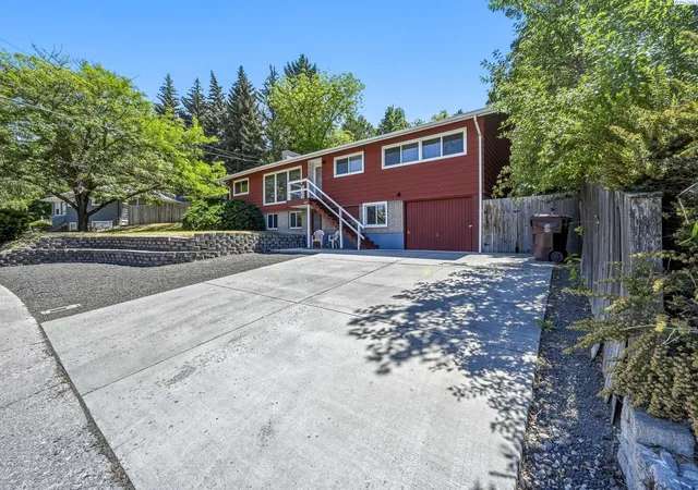 Homes for sale in Pullman, WA | 1825 Ne Valley Rd, Pullman, WA 99163 | MLS# 294509