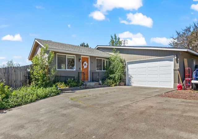 Homes for sale in Selah, WA | 70 Herlou Dr, Selah, WA 98942 | MLS# 293688