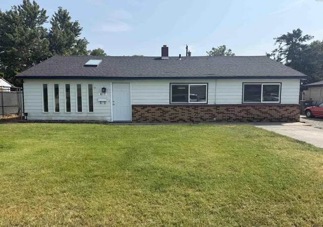 Photo 1 of Single family home for sale at 817 S Garfield St, Kennewick, WA 99336 | MLS# 295618 | Listing updated on 2026-09-13
