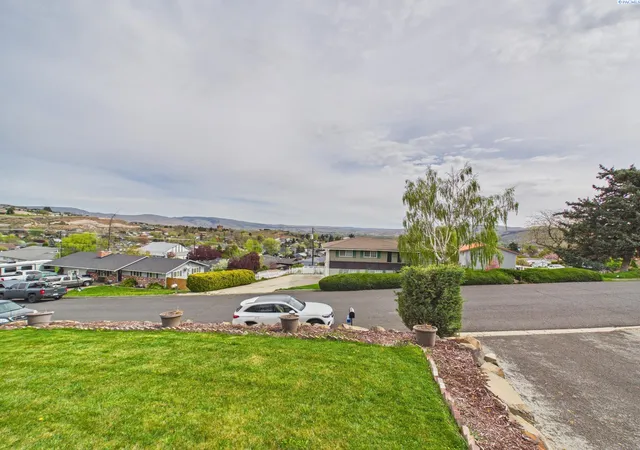 Homes for sale in Selah, WA | 106 N 12Th St, Selah, WA 98942 | MLS# 292254