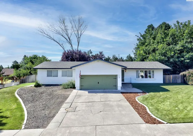 Homes for sale in Kennewick, WA | 1117 W 19th Ave, Kennewick, WA 99337 | MLS# 294424