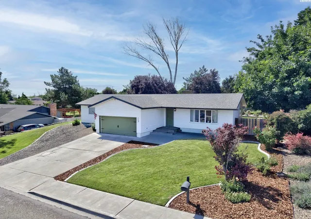 Homes for sale in Kennewick, WA | 1117 W 19th Ave, Kennewick, WA 99337 | MLS# 294424
