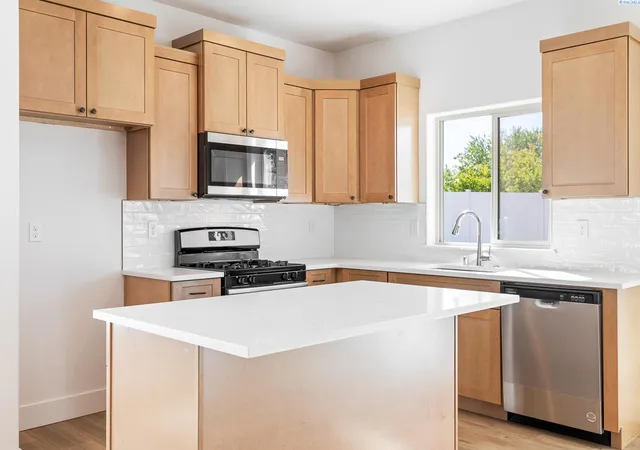 Photo 1 of Sale Pending at 1096 S Underwood Pl, Kennewick, WA 99337 | MLS# 293114 | Listing updated on 2026-09-17