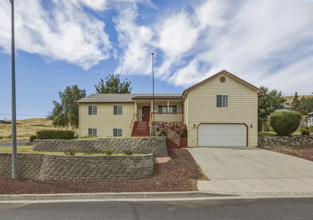 Homes for sale in Kennewick, WA | 2801 W 46th Ave, Kennewick, WA 99337 | MLS# 294567