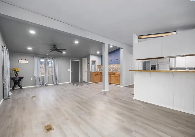 Photo 3 of Manufactured home for sale at 9132 W Yellowstone Ave, Kennewick, WA 99336 | MLS# 293340 | Listing updated on 2026-09-17
