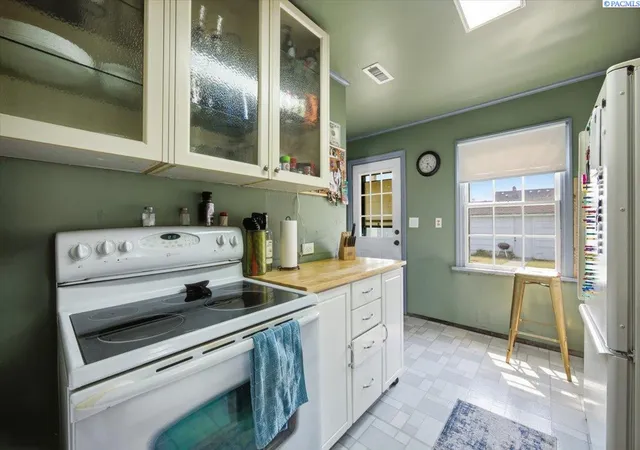 Photo 4 of Single family home for sale at 1004 W Henry St, Pasco, WA 99301 | MLS# 295385 | Listing updated on 2026-09-11