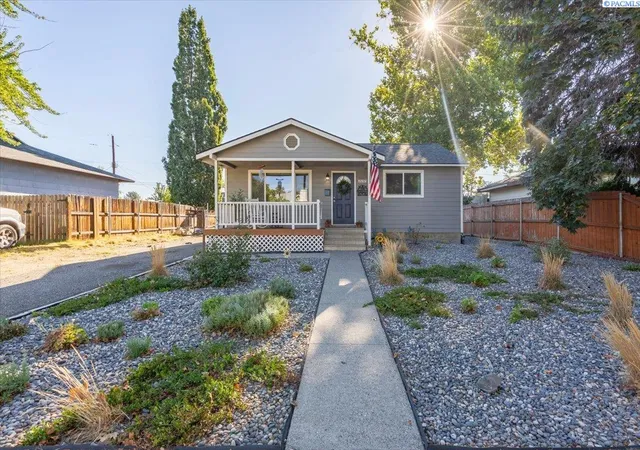 Photo 1 of Single family home for sale at 2032 Cascade Ave, Richland, WA 99354 | MLS# 296031 | Listing updated on 2026-09-10