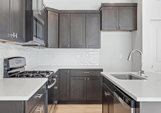 Photo 2 of Sale Pending at 1140 S Underwood Pl, Kennewick, WA 99337 | MLS# 293078 | Listing updated on 2026-09-17