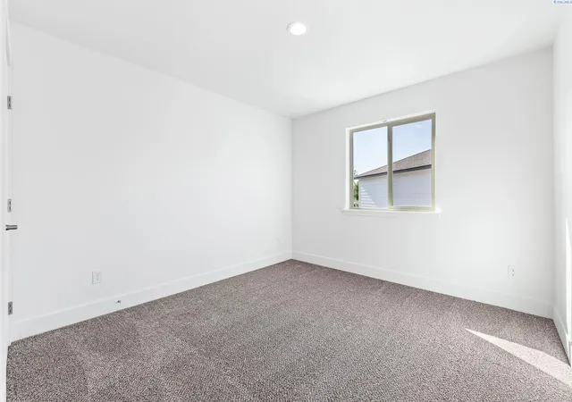 Photo 3 of Sale Pending at 1140 S Underwood Pl, Kennewick, WA 99337 | MLS# 293078 | Listing updated on 2026-09-17