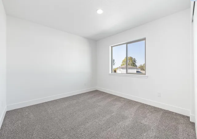 Photo 4 of Sale Pending at 1140 S Underwood Pl, Kennewick, WA 99337 | MLS# 293078 | Listing updated on 2026-09-17
