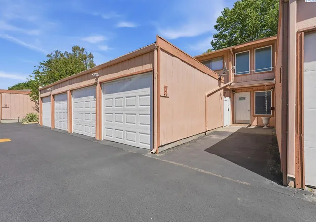 2nd image of 3121 W Hood Ave, Kennewick, WA 99336