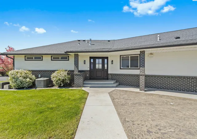 Homes for sale in Lewiston, ID | 3360 E Main Street, Lewiston, ID 83501 | MLS# 292512