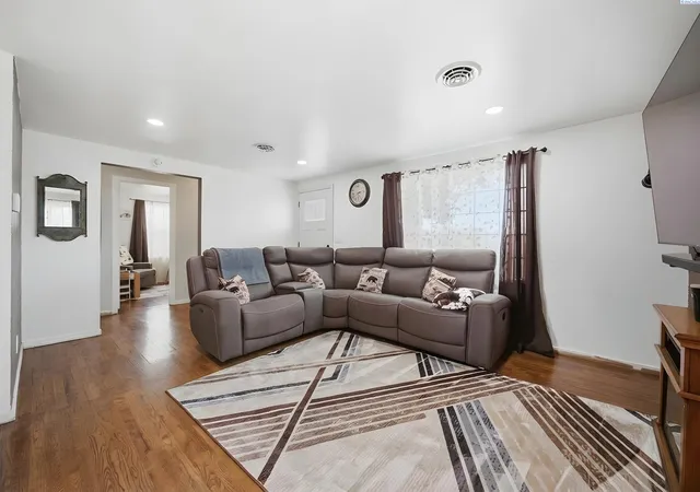 Photo 3 of Single family home for sale at 518 S Zillah St, Kennewick, WA 99336 | MLS# 294193 | Listing updated on 2026-09-11