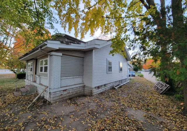 4th image of 2420 Lafayette Ave, Terre Haute, IN 47805 | MLS# 202441659