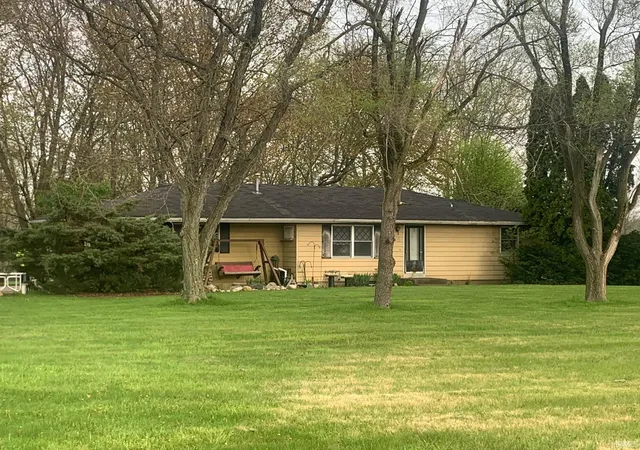 Photo 4 of Manufactured home for sale at 13615 Lima Rd, Fort Wayne, IN 46818 | MLS# 202505120 | Listing updated on 2025-10-06