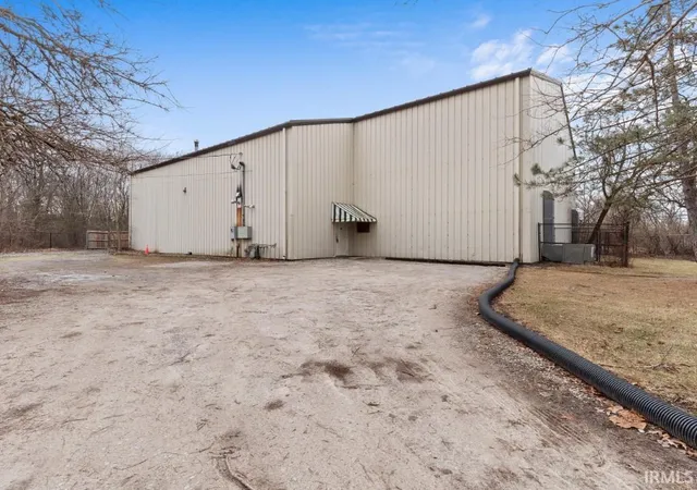 Photo 4 of Manufactured home for sale at 2818 1/2 Reed Rd, Fort Wayne, IN 46815 | MLS# 202507457 | Listing updated on 2025-12-24