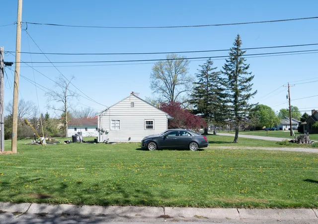 Photo 3 of Manufactured home for sale at 1406 Reckeweg Rd, Fort Wayne, IN 46804 | MLS# 202530618 | Listing updated on 2026-09-02