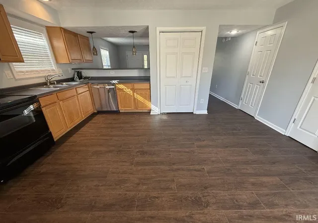 Photo 4 of Condo for sale at 1331 S Cobble Crk Cir, Bloomington, IN 47401 | MLS# 202541625 | Listing updated on 2026-08-04