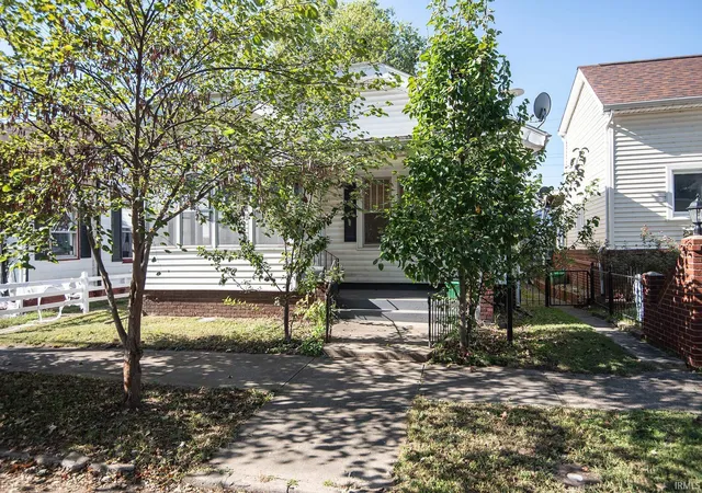 1st image of 607 Barnett St, Vincennes, IN 47591 | MLS# 202542058