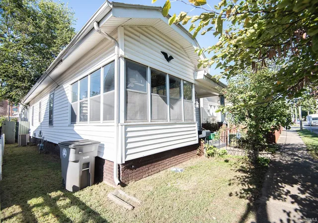 3rd image of 607 Barnett St, Vincennes, IN 47591 | MLS# 202542058