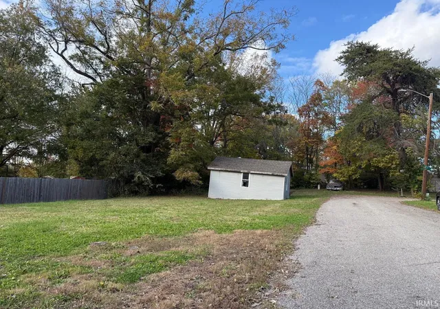 3rd image of 214 E Washington St, Chandler, IN 47610 | MLS# 202544764