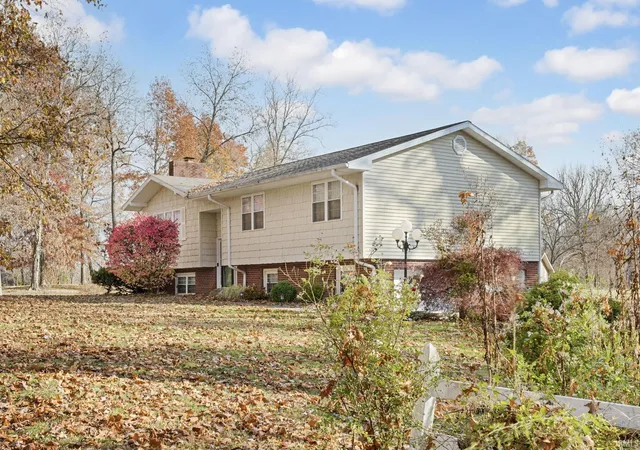 Photo 2 of Manufactured home for sale at 46 Woodlawn Dr, Mitchell, IN 47446 | MLS# 202546755 | Listing updated on 2026-08-31