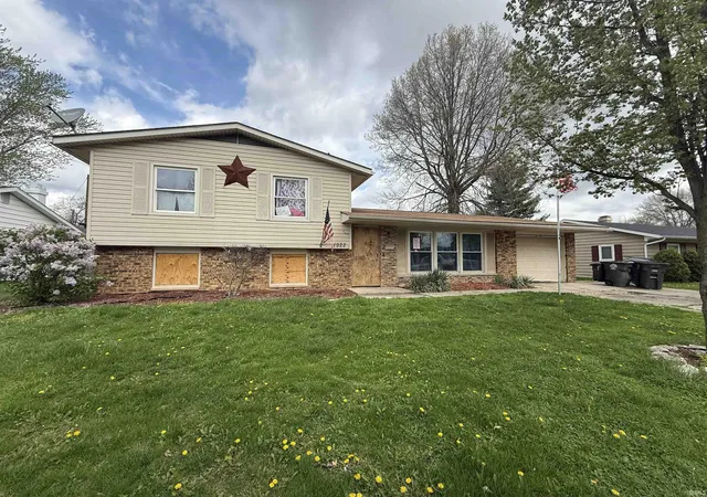Photo 1 of Sale Pending at 1922 Legoma Dr, Fort Wayne, IN 46819 | MLS# 202548075 | Listing updated on 2026-04-21