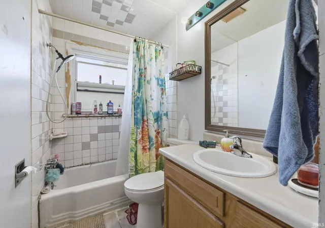 Photo 3 of Sale Pending at 1922 Legoma Dr, Fort Wayne, IN 46819 | MLS# 202548075 | Listing updated on 2026-04-21