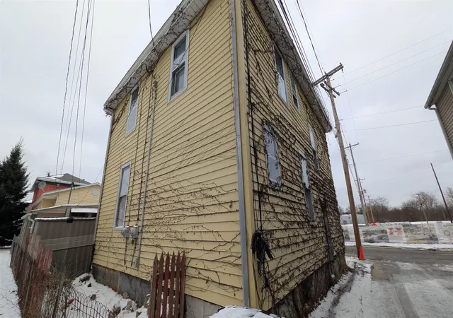 Photo 3 of Manufactured home for sale at 1317 N Harrison St, Fort Wayne, IN 46808 | MLS# 202601592 | Listing updated on 2026-08-03