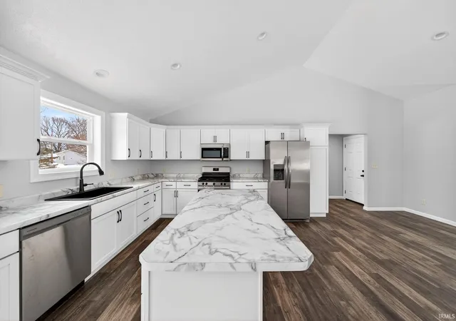 4th image of 11102 N Dogleg Dr E, Syracuse, IN 46567 | MLS# 202604148