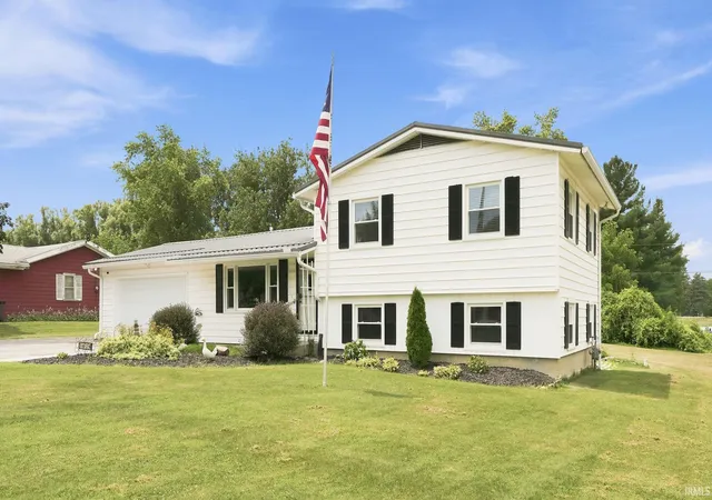 Photo 2 of Sale Pending at 1614 Marietta Dr, Fort Wayne, IN 46804 | MLS# 202606581 | Listing updated on 2026-08-31