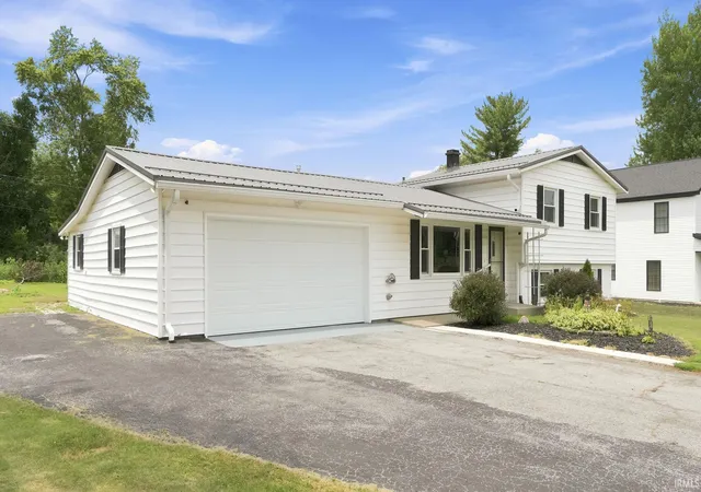 Photo 3 of Sale Pending at 1614 Marietta Dr, Fort Wayne, IN 46804 | MLS# 202606581 | Listing updated on 2026-08-31