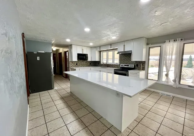 5th image of 1430 Woodscliff Dr, Anderson, IN 46012 | MLS# 202608217