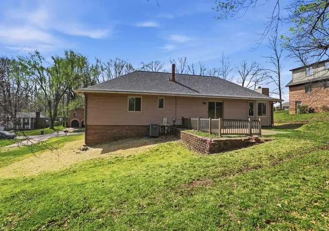 Homes for sale in Newburgh, IN | 5122 Woodridge Dr, Newburgh, IN 47630 | MLS# 202611262