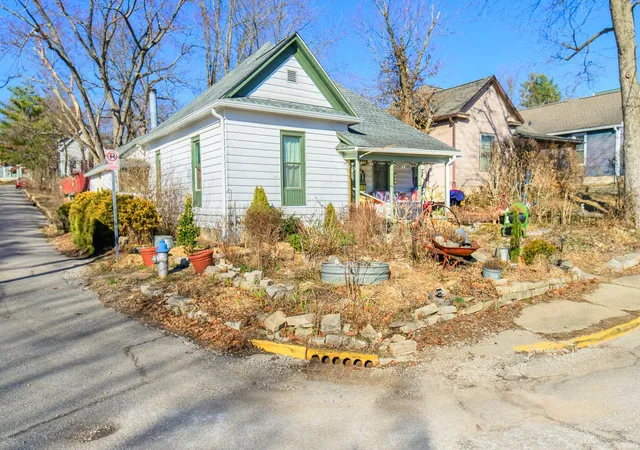 2nd image of 830 W 7th St, Bloomington, IN 47404 | MLS# 202613232