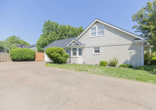 Homes for sale in Evansville, IN | 461 E Meade Dr, Evansville, IN 47715 | MLS# 202614596