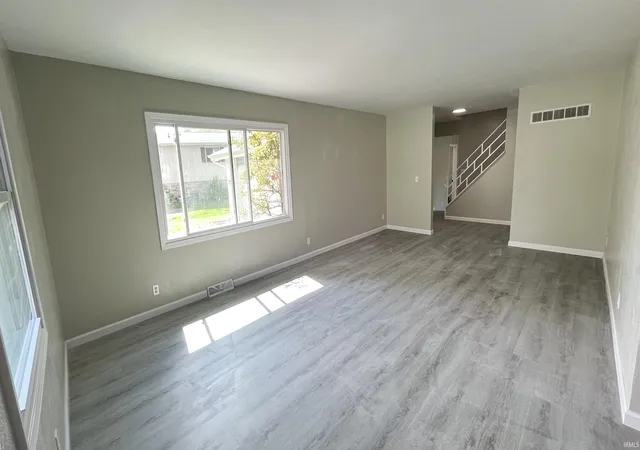 3rd image of 1655 Brookwood Dr Dr, Elkhart, IN 46514 | MLS# 202615391