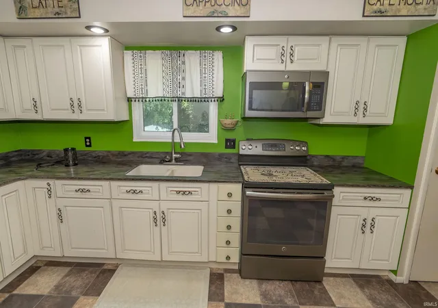 3rd image of 1237 Hampshire Dr, South Bend, IN 46614 | MLS# 202615994