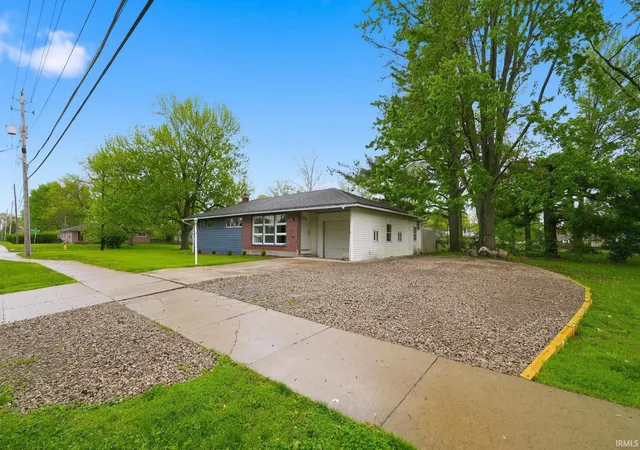 Photo 3 of Manufactured home for sale at 2720 Mckinnie Ave, Fort Wayne, IN 46806 | MLS# 202616203 | Listing updated on 2026-05-31