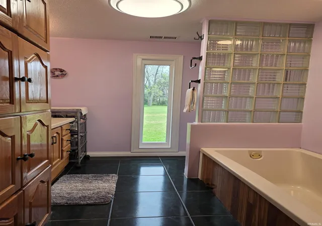Photo 4 of Sale Pending at 10116 Goshen Rd, Fort Wayne, IN 46818 | MLS# 202617427 | Listing updated on 2026-08-28