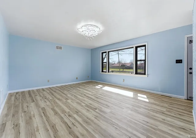 Photo 4 of Sale Pending at 3007 E Tillman Rd, Fort Wayne, IN 46816 | MLS# 202617487 | Listing updated on 2026-05-12