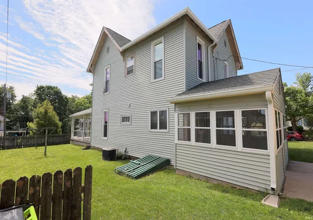Photo 3 of Sale Pending at 1015 College Ave, Huntington, IN 46750 | MLS# 202617672 | Listing updated on 2026-09-18