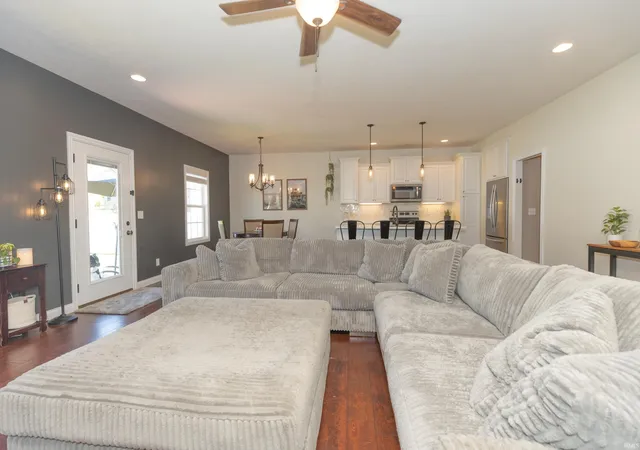 Photo 4 of Sale Pending at 1415 Breezy Crk Dr, Evansville, IN 47720 | MLS# 202617725 | Listing updated on 2026-08-24