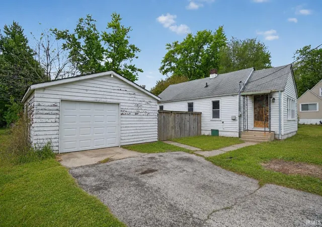 Homes for sale in Griffith, IN | 1219 E Hwy 330 Hwy, Griffith, IN 46319 | MLS# 202618209