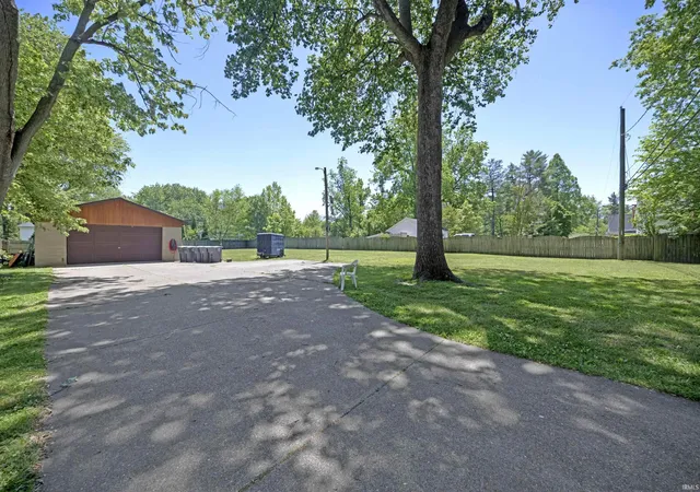 3rd image of 810 Plaza Dr, Evansville, IN 47715 | MLS# 202618364