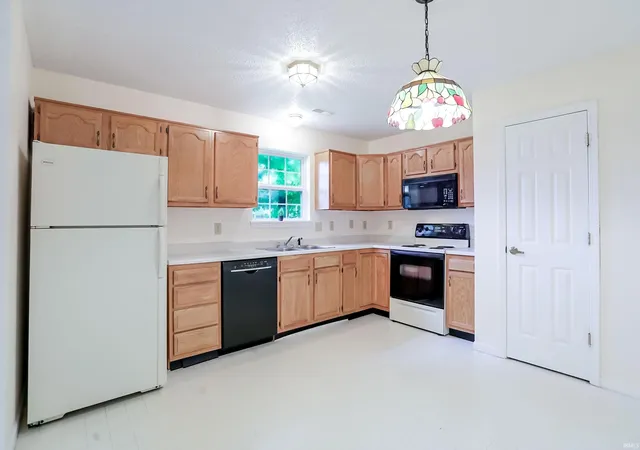 Photo 3 of Manufactured home for sale at 5165 Pine Hl Dr, Noblesville, IN 46062 | MLS# 202620377 | Listing updated on 2026-07-21