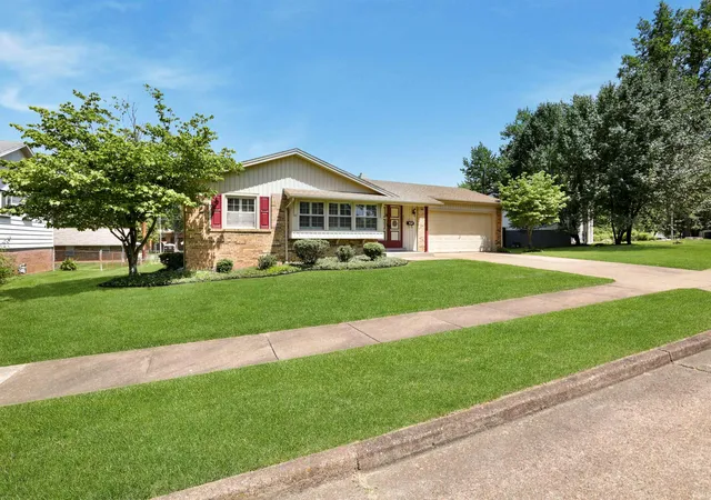 Photo 3 of Manufactured home for sale at 324 Indian Trl, Evansville, IN 47715 | MLS# 202621937 | Listing updated on 2026-08-04