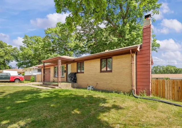 Photo 4 of Sale Pending at 3718 Surrey Ln, South Bend, IN 46628 | MLS# 202621946 | Listing updated on 2026-08-25