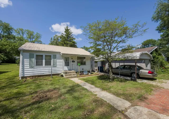 2nd image of 426 E 7th St, Mount Carmel, IL 62863 | MLS# 202622130